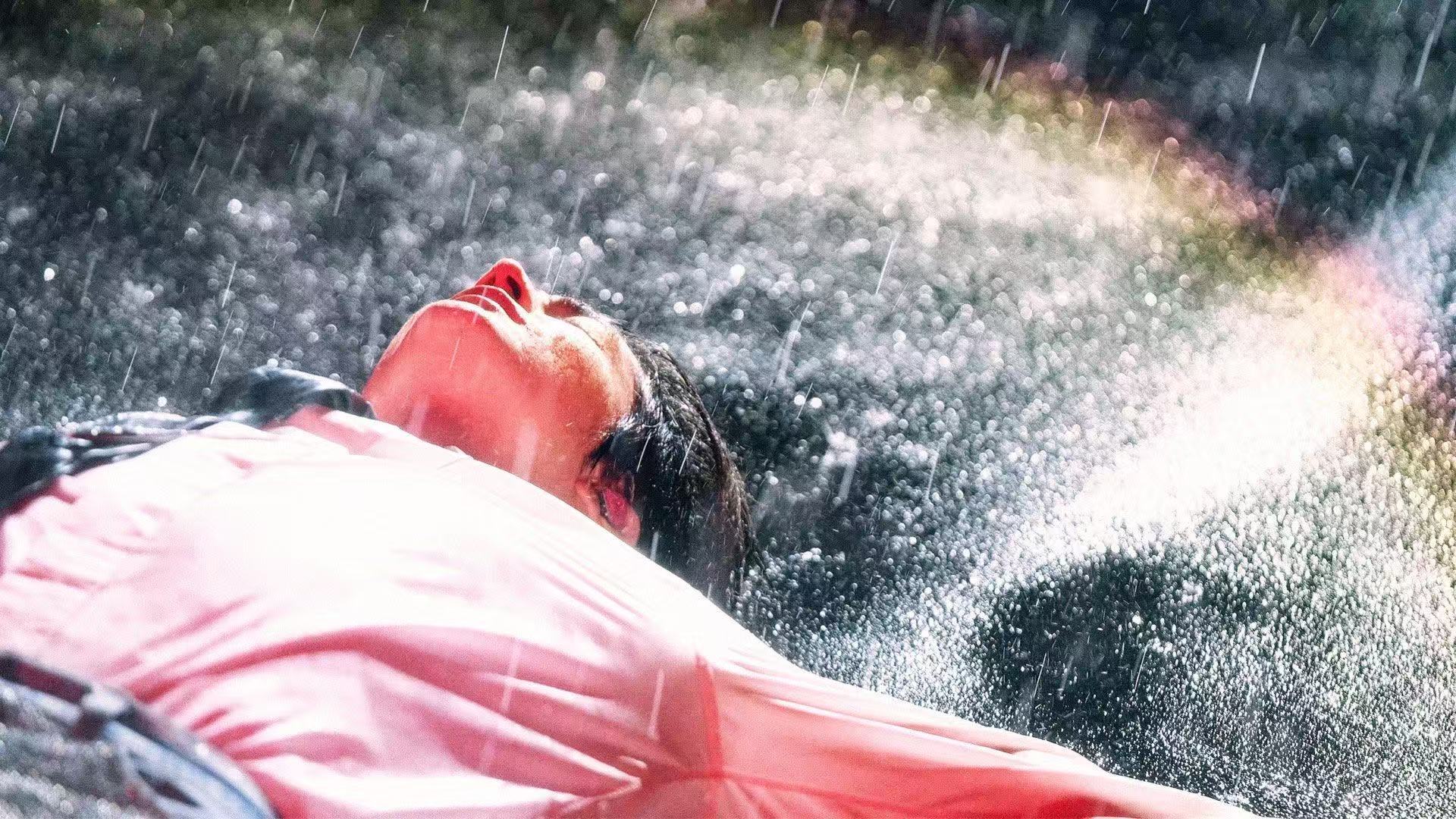 张新成不是没招了是唱爽了一句“一起来”直接点燃现场！风把雨伞吹成喇叭形，他边超