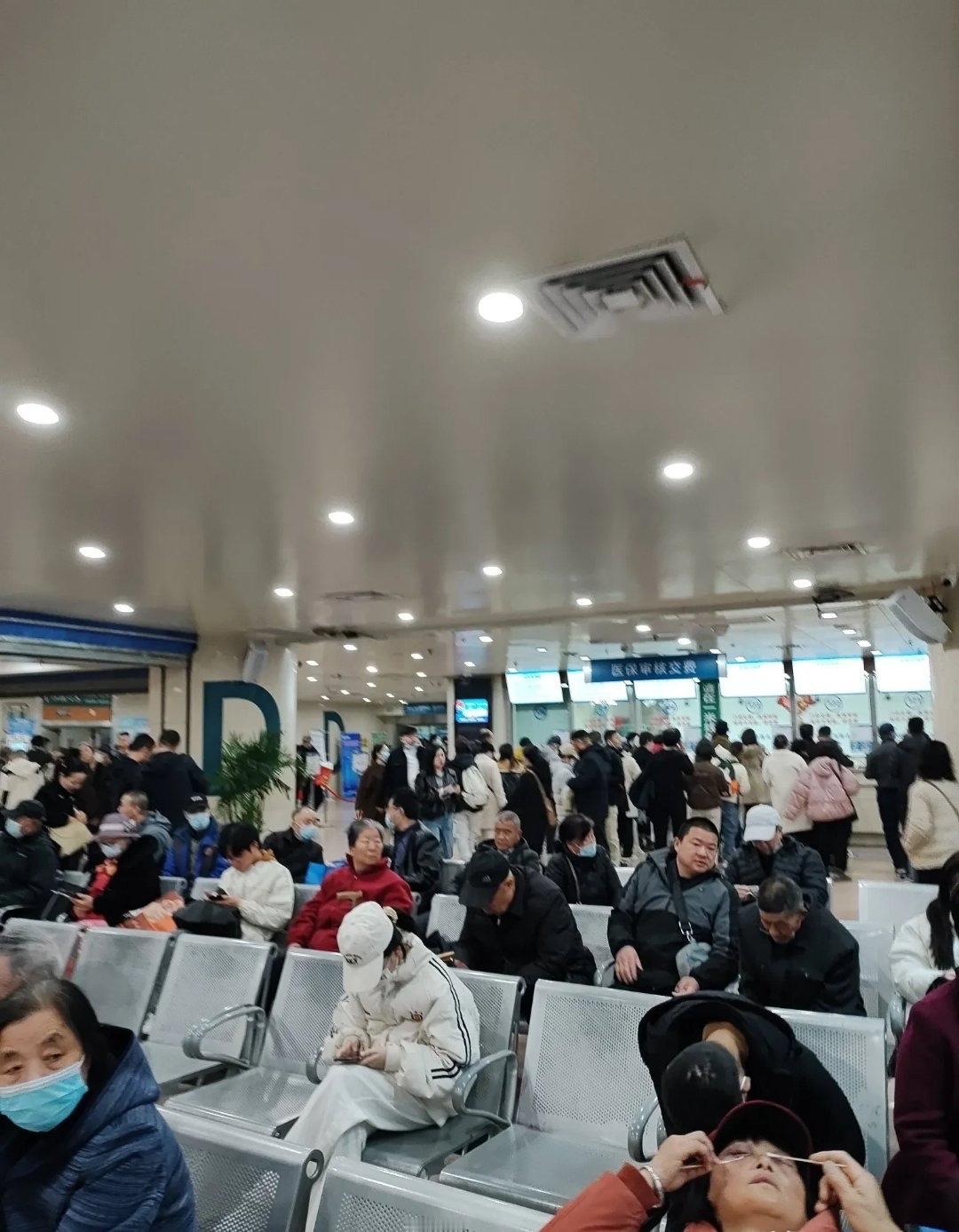 今天去医院，坐在那里等号的时候，闲着无聊，就四处走动，发现了一个有意思的现象。