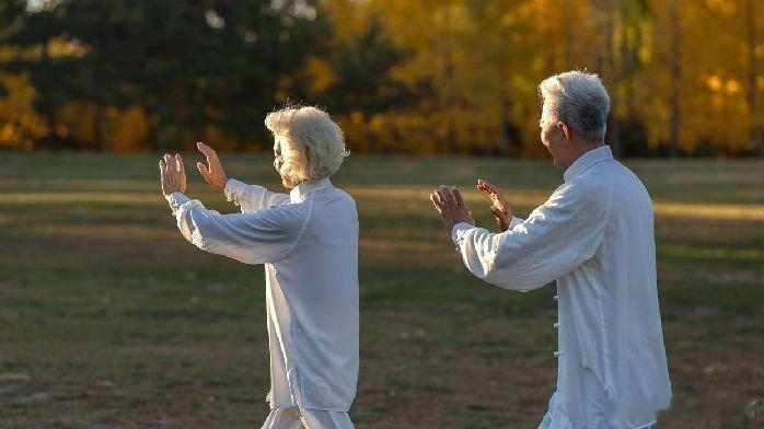 凤凰新闻【“经常运动”被推翻？医生建议：过了55岁，最好保持7个锻炼习惯】“天天