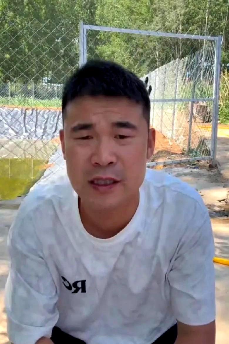 二婚阿杜表示父亲走后，妈妈过得很难！阿杜的亲生父亲在他很小的时候就去世了，那
