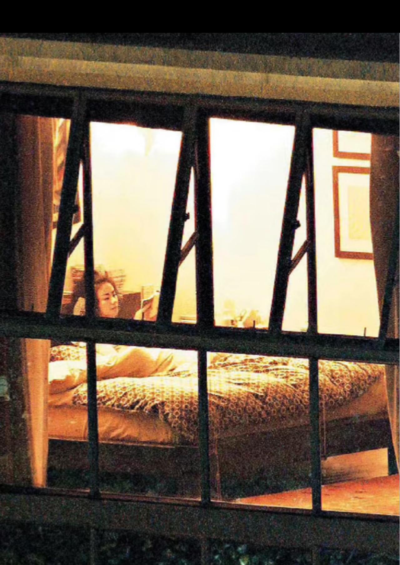 王菲的洒脱与率性并非一般人能比，在各路狗仔的蹲拍与偷拍下，王菲依旧能堂而皇之的不