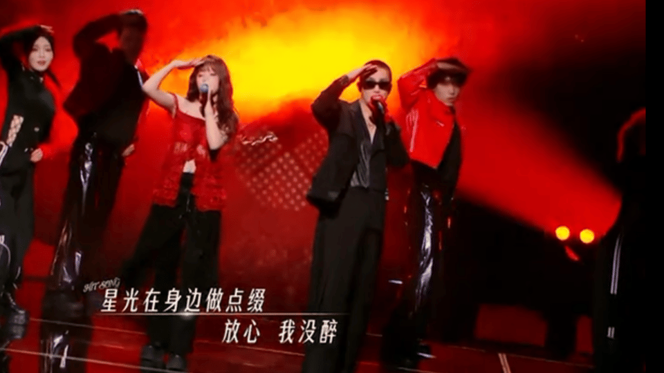 欧阳娣娣摇曳生姿红玫瑰欧阳娣娣在《腾云驾雾》的舞台太绝了！化身热烈绽放的红玫瑰