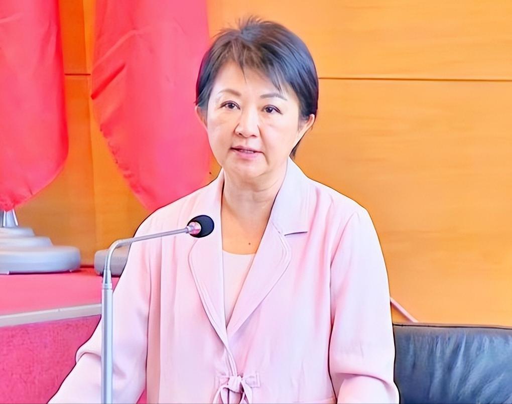 还在垂死挣扎，台中市市长卢秀燕又对大陆放狠话！5月14日在台中市议会，卢秀燕