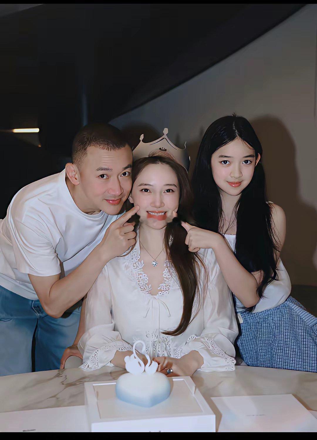 好羡慕这个女人长的这么漂亮不说主要是找的老公有钱又宠她​​​