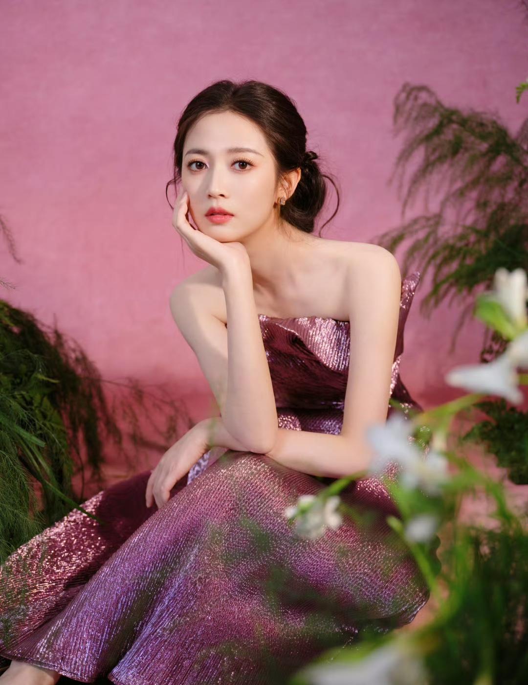 别再说红毯只剩ElieSaab了。今年女星都在抢这件“会开花”的裙子。你看