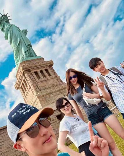 吴尊一家惊艳亮相纽约，14岁女儿美出圈，儿子帅气，全家颜值爆灯​​​