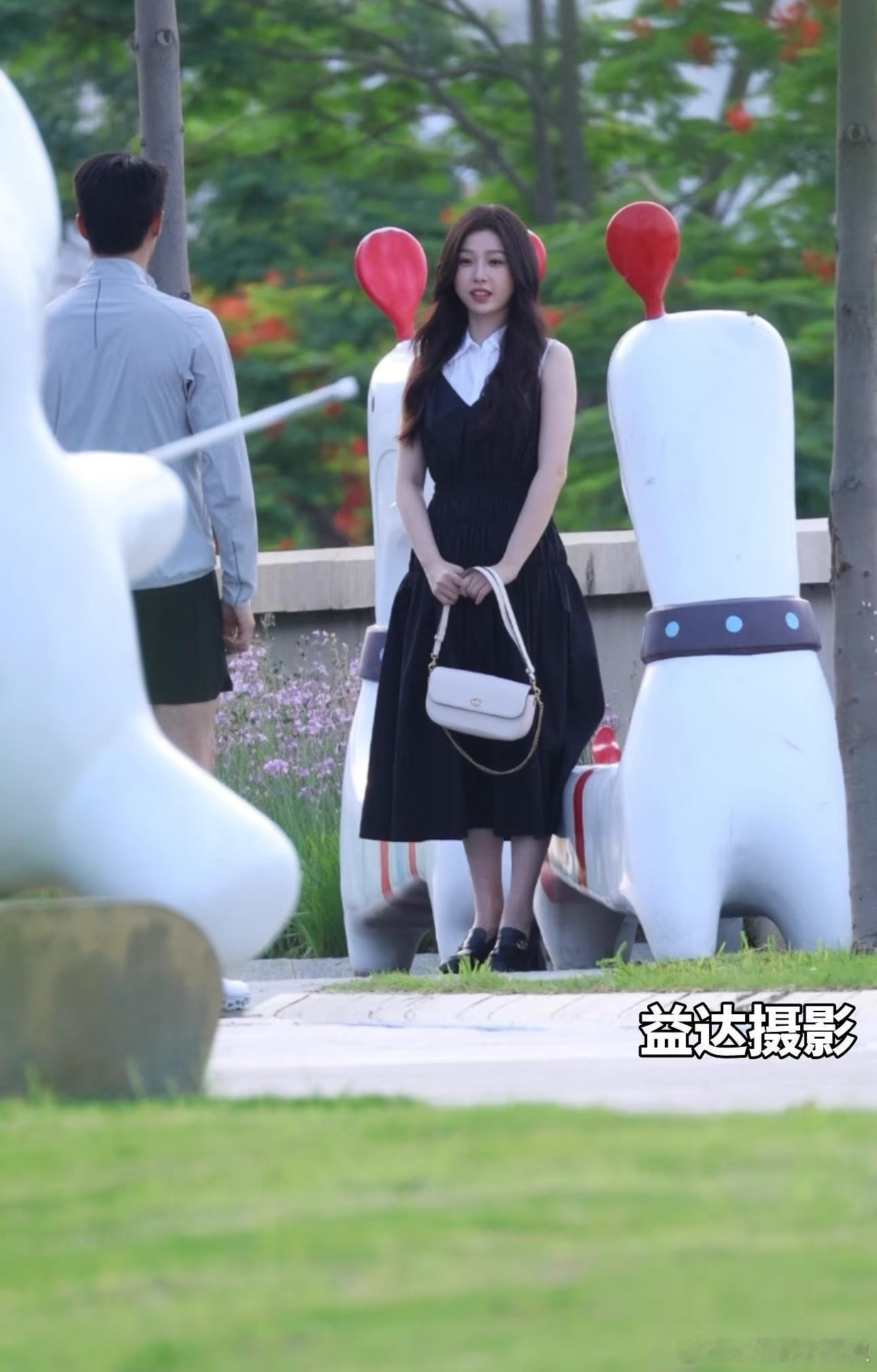 虞书欣新剧散步路透，这角度看着好高​​​