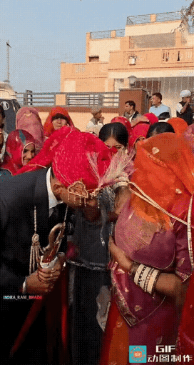 印度的某些地区新郎在婚礼上必须接受丈母娘的哺乳仪式！在众多亲朋好友的注视下，