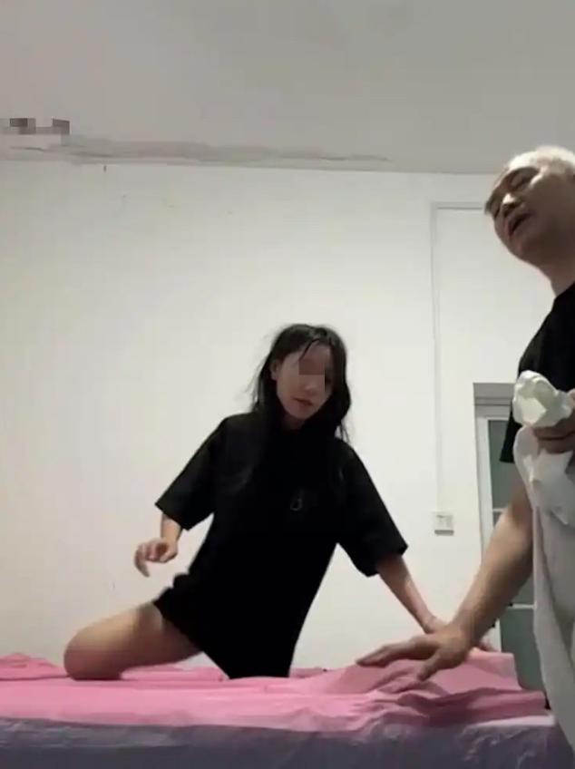 一段5分钟炸裂视频全网疯传！20岁女生带着全套拍摄设备直奔盲人按摩店，进门就反锁