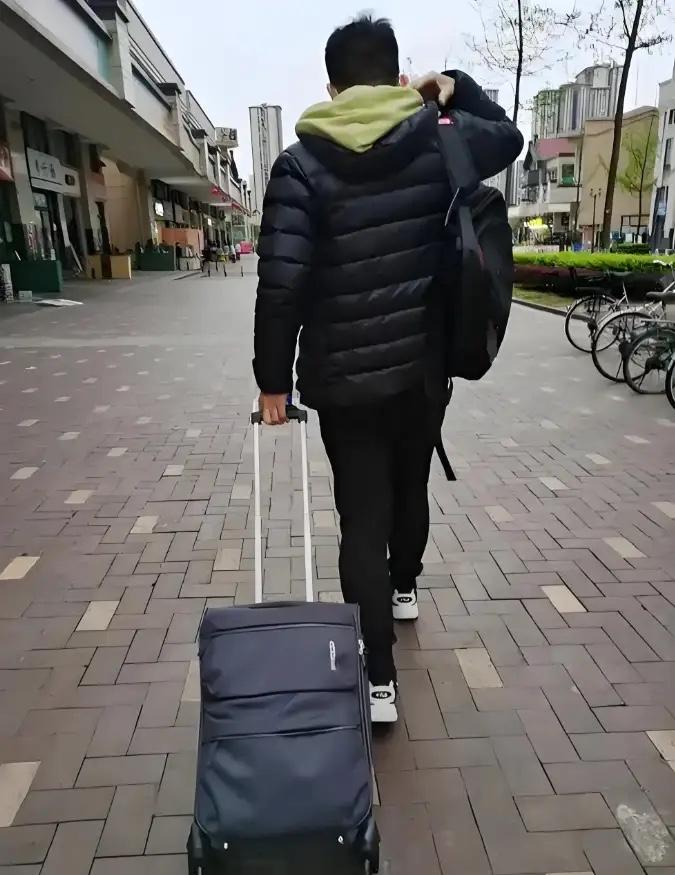 上海男子赌气离家4年抛妻弃女，妻子找到后起诉离婚，索要8万抚养费上海一男子和