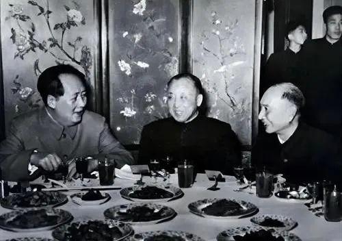 1938年4月17日，第二战区副司令卫立煌路过延安，毛主席亲自走出窑洞迎接，并请