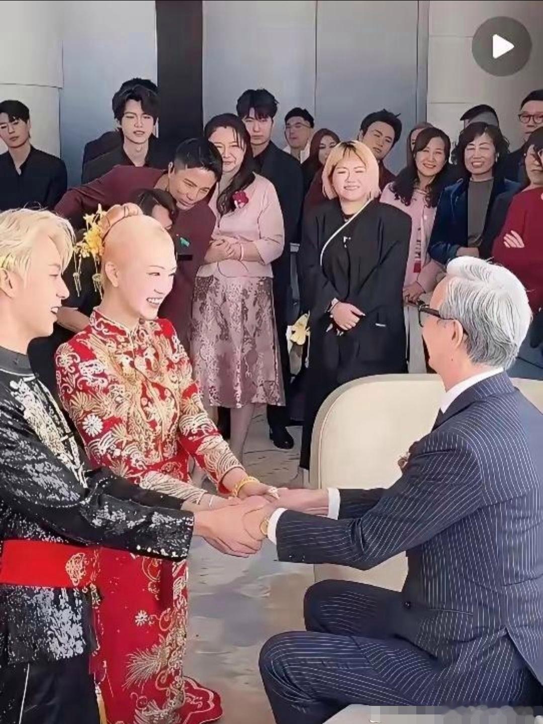 应该不止我一个人会看成光头新娘吧