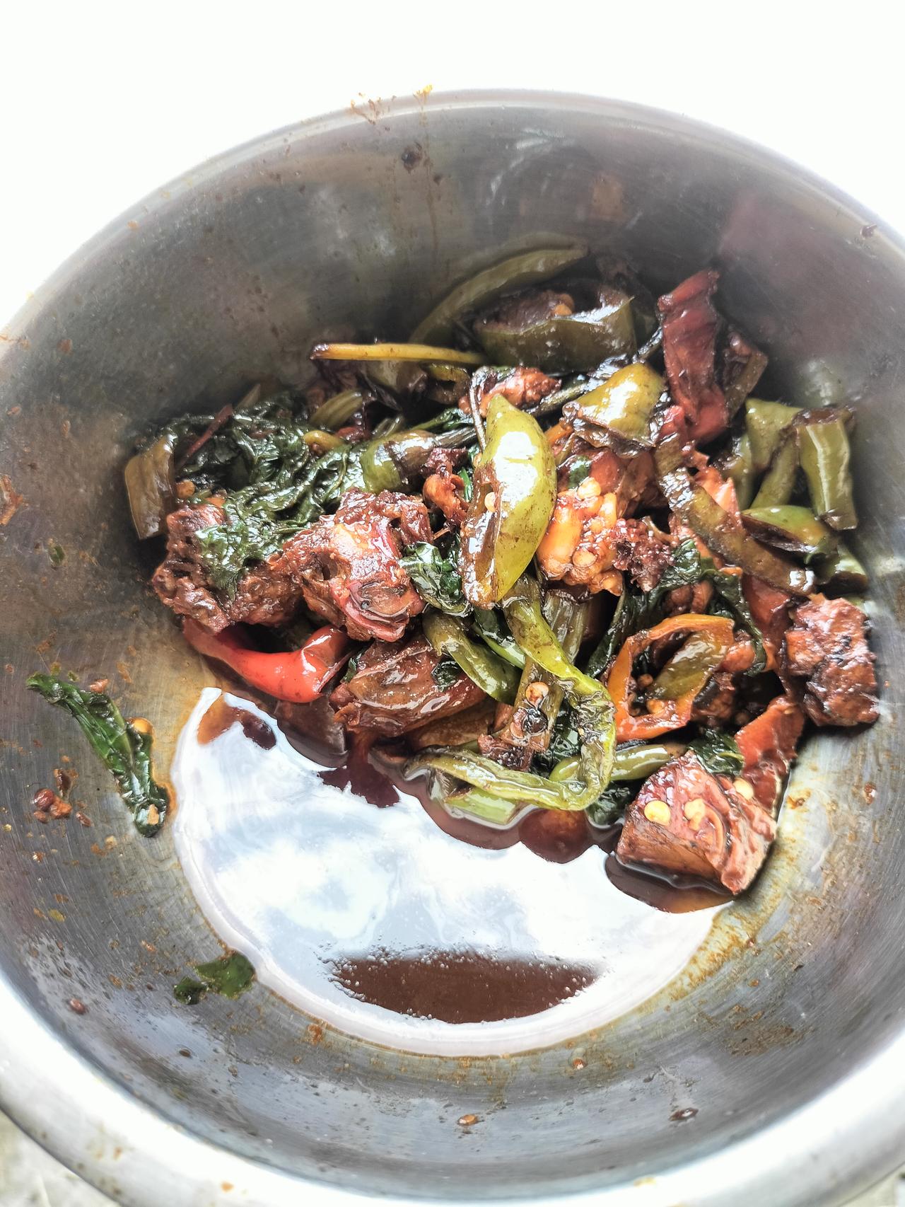 炒菜放了老抽，颜色变黑了。这是空心菜，跟一点烤鸭炒的，本来那个烤鸭就有味道，它