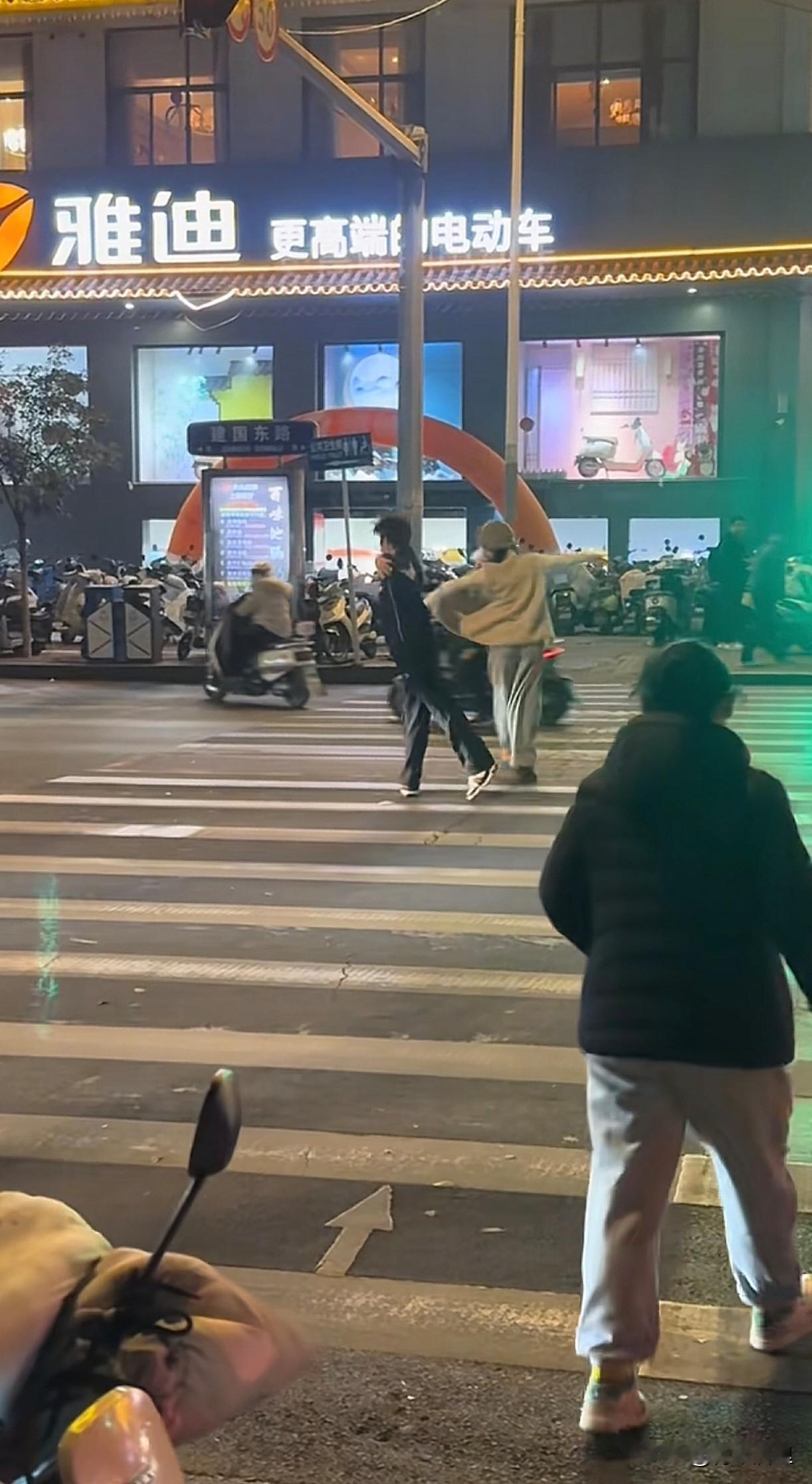 为了红，连命都不要了吗？12月7号晚，在徐州的建国东路上，红灯还有三四十秒，