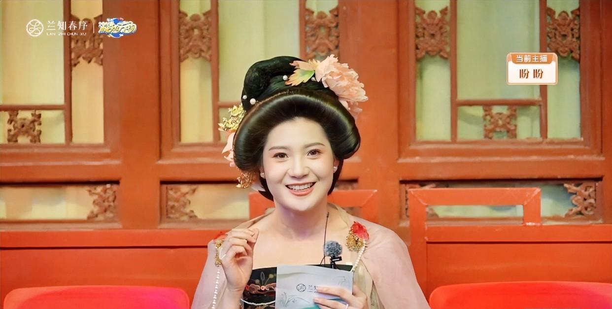 兰知春序“游知万物”节目开播啦盼盼的唐装造型简直美翻了还邀请了大诗人“白居易