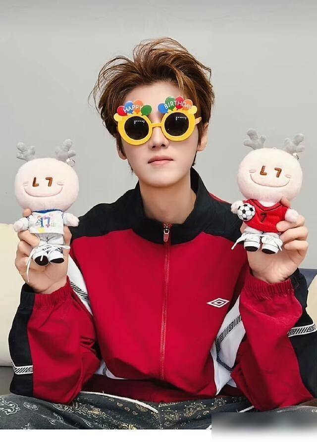 你以为鹿晗在搞玩偶？人家早就把想抢注的公司干趴下了。这娃娃不是心血来潮，人家