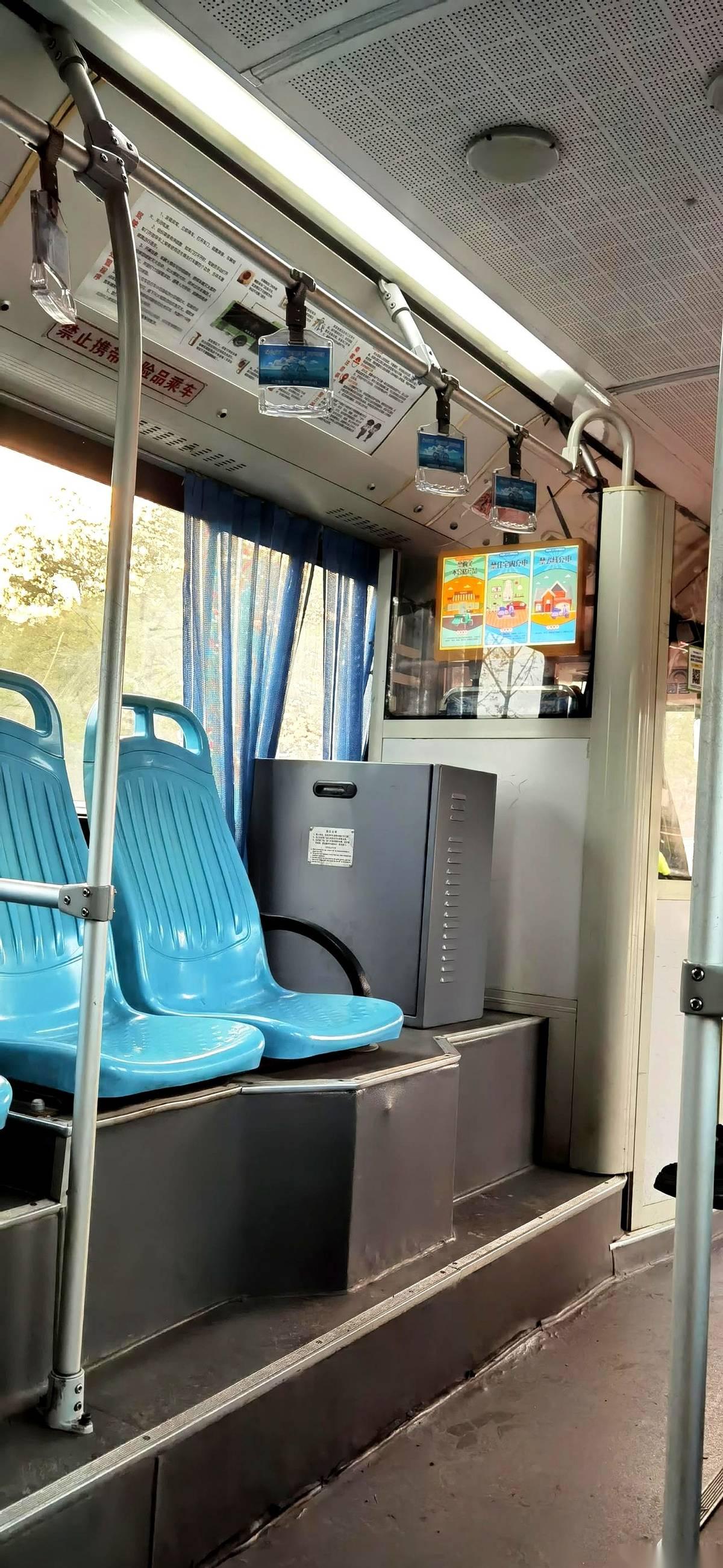 “滴，老年卡！”这一声，比当众被人喊外号还尴尬。一车人，唰地一下，目光全过来