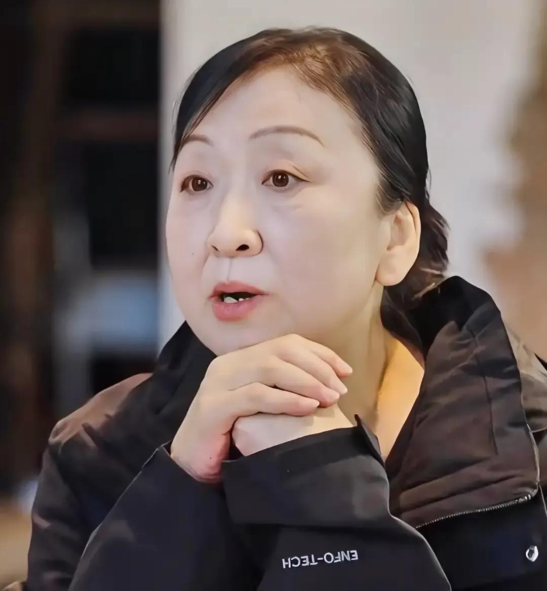 何美延在饭桌上刚说完自己带娃累到崩溃，她婆婆立刻接一句“美延受苦了”，下一句就是