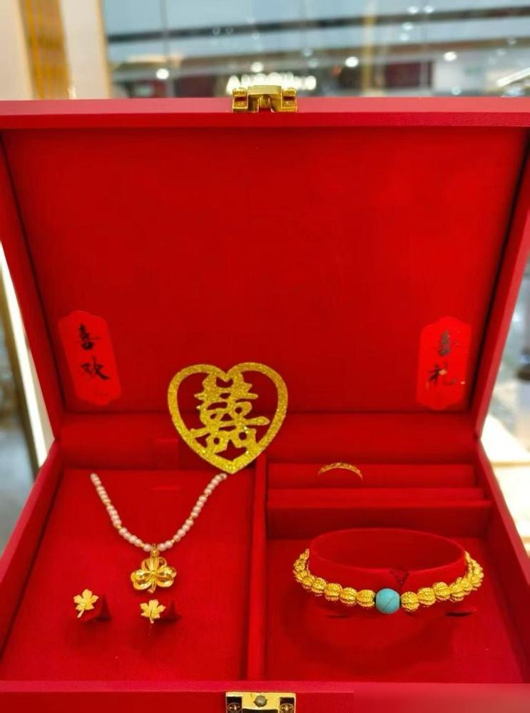 一顿饭局，一个老农，把婚姻的遮羞布扯碎了。他在订婚宴上拍板：5.2万彩礼。这