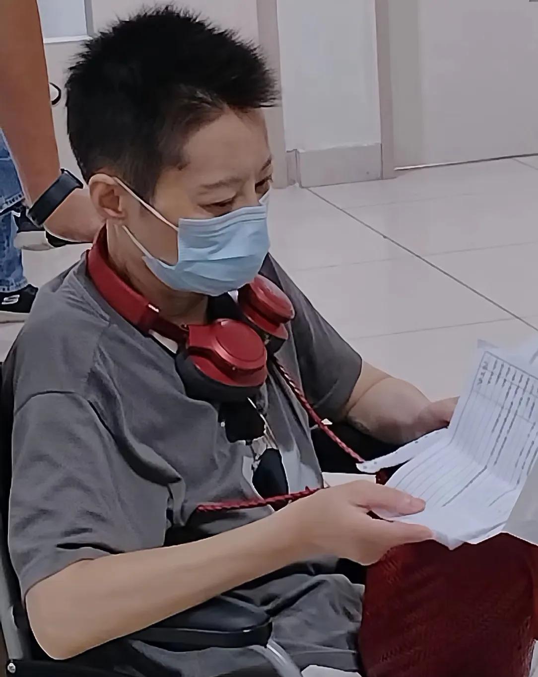 曾经灵气十足大明星的袁立，如今模样让人唏嘘。在医院偶遇袁立坐在轮椅上，身形消瘦