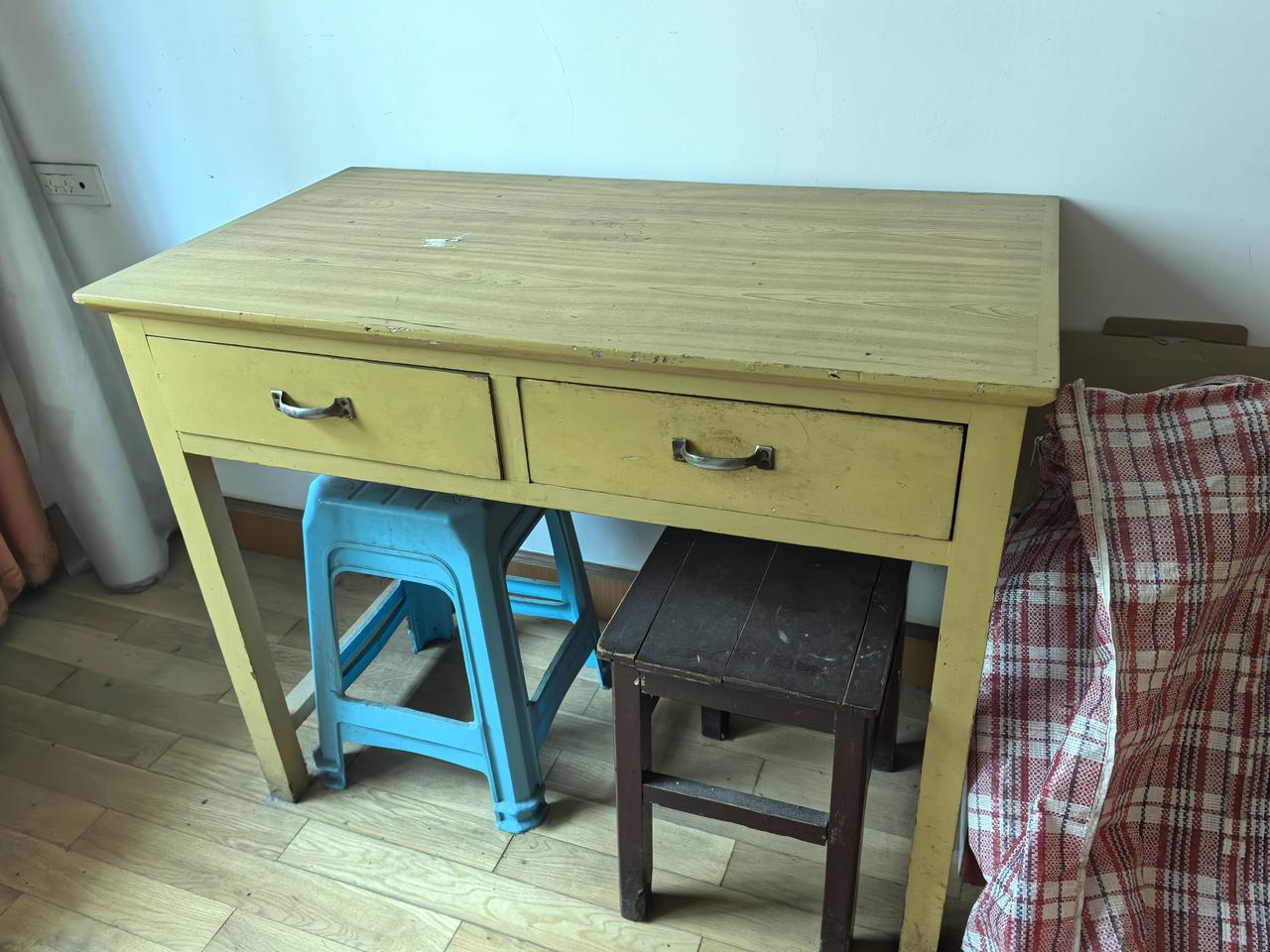 在贵阳老宅，看到这张老桌子。1999年9月，我提着一口巨大的行李箱，带着被褥，从