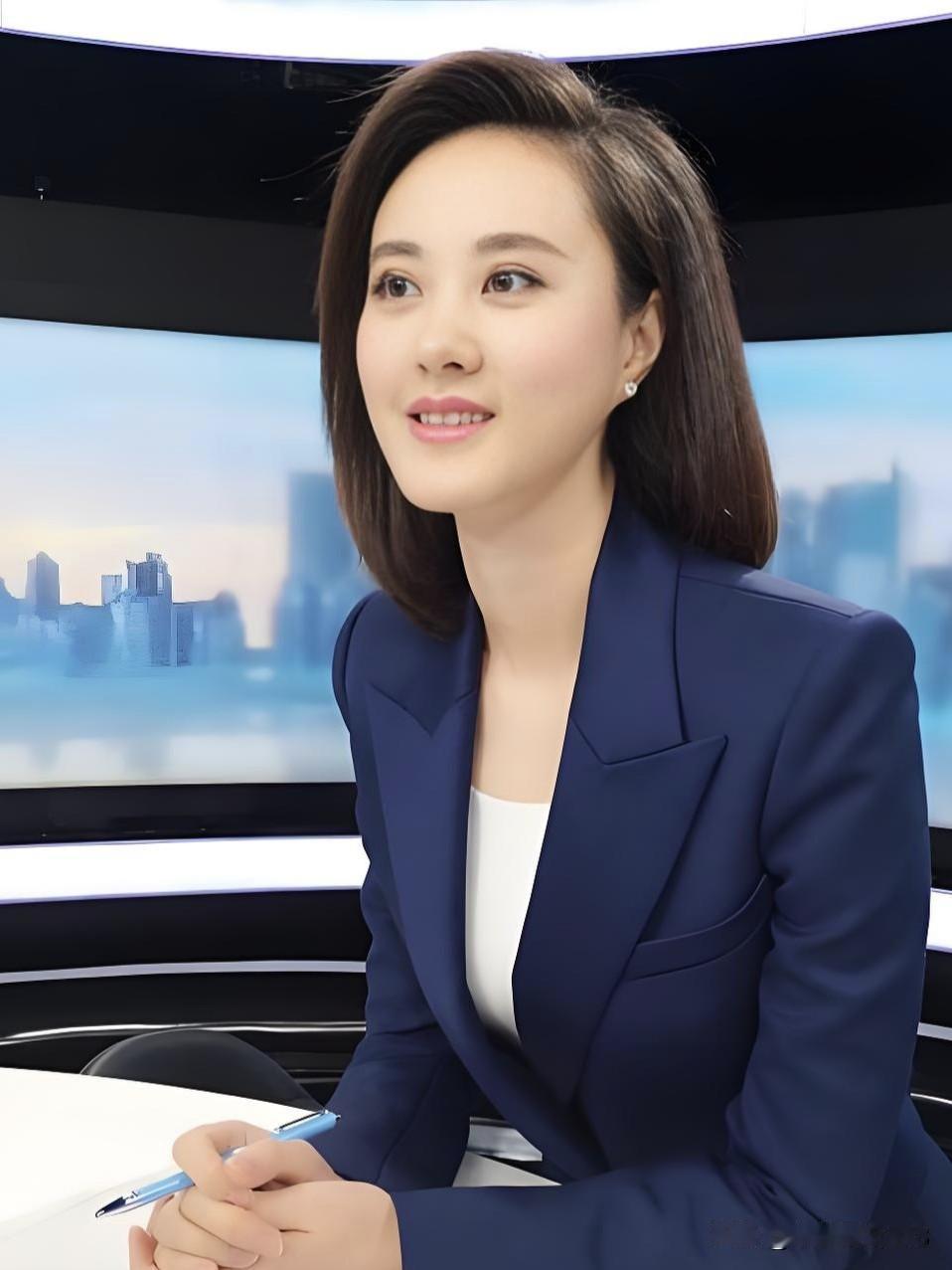 秦方，央视财经频道主持人，知性优雅，气质出众。镜头前从容自信，以专业素养解读财经