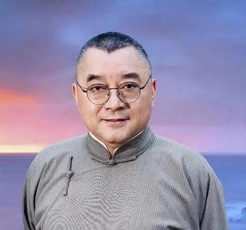 聂圣哲前段时间大骂董宇辉“贼眉鼠眼”、“董一坨”！近日，网络上关于聂圣哲