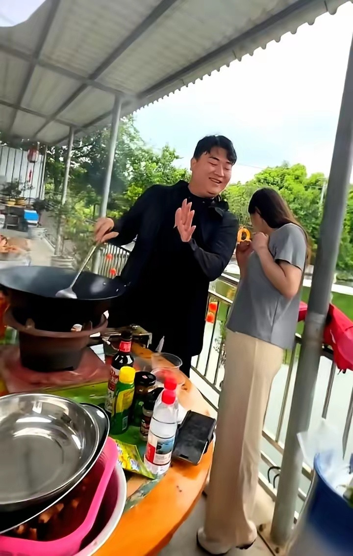节目里一转身，油烟就被他挡住了；直播时一嘴馋，张家齐刚皱眉，他又立刻收住。全红婵
