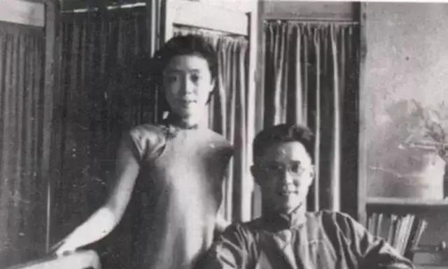 1948年底，前国民党高官郑烈一家准备乘坐专机飞往台湾。飞机起飞的前一刻，女儿郑