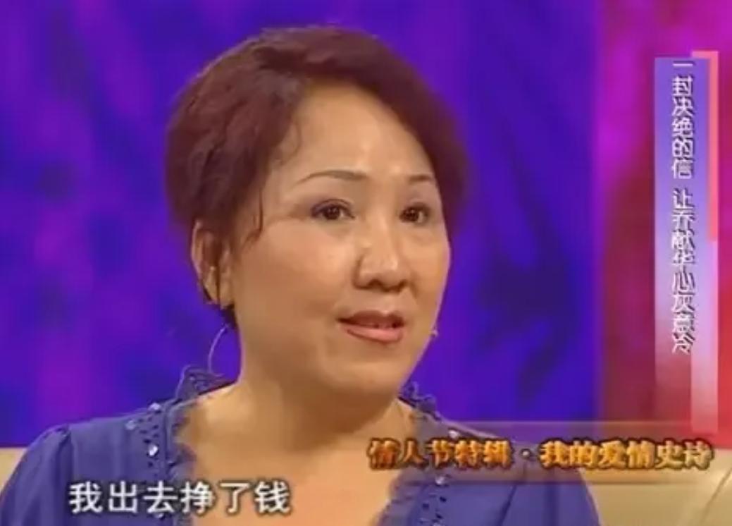 1972年，泥瓦匠张复生迎娶了女知青乔献华。新婚夜，他发现妻子的腰很粗，面对他的