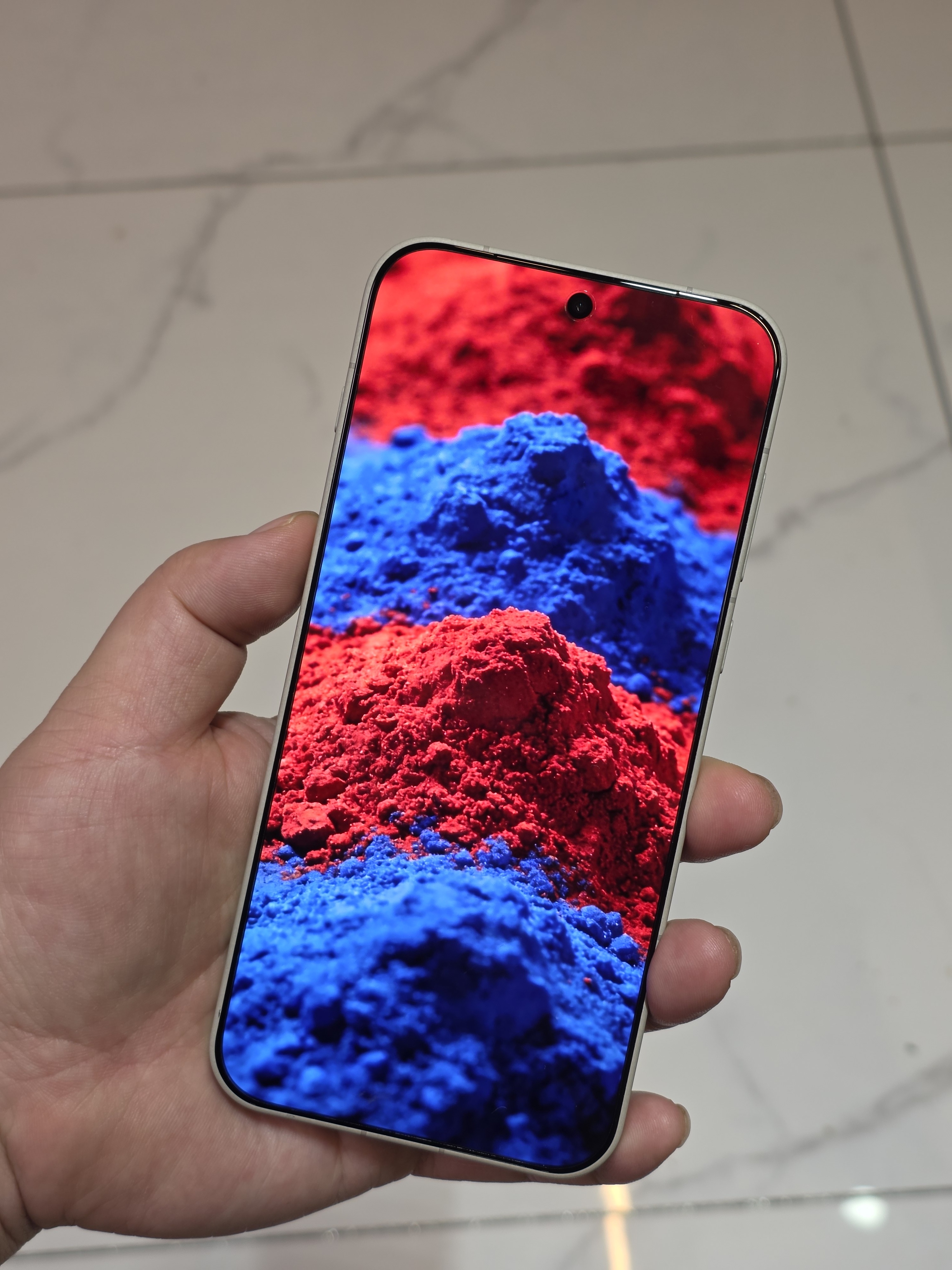 一加15这个迄今为止最窄四等边黑边手机，搭配着我自己生成的AI壁纸，颜值贼高。