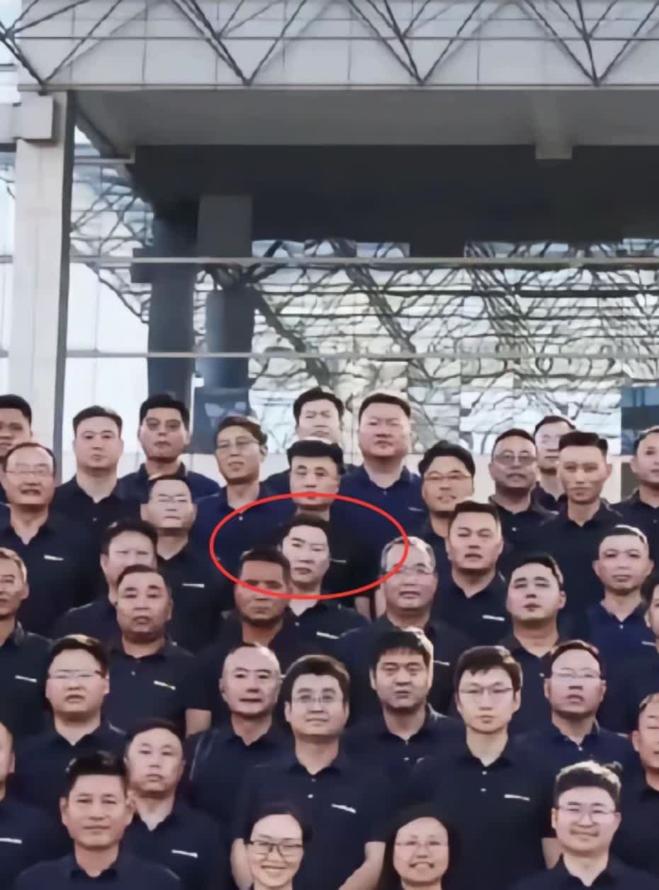 估计以后大企业都不发员工服了，或者要求非工作时间不允许穿工作服。
