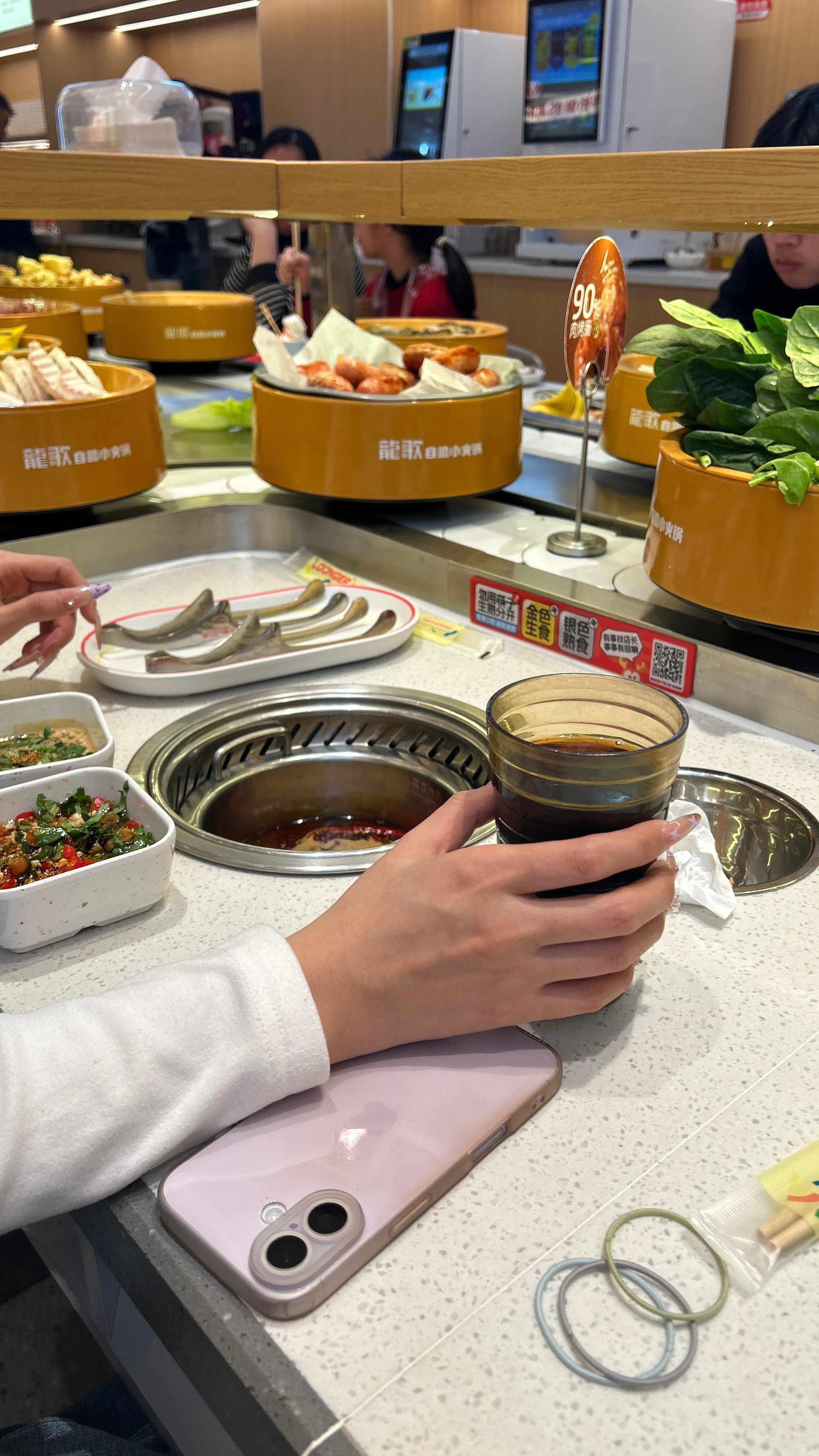 今儿在附近拍摄，完了不想去太远地方吃饭，就找了个网上挺火的自助火锅，东西挺多，但