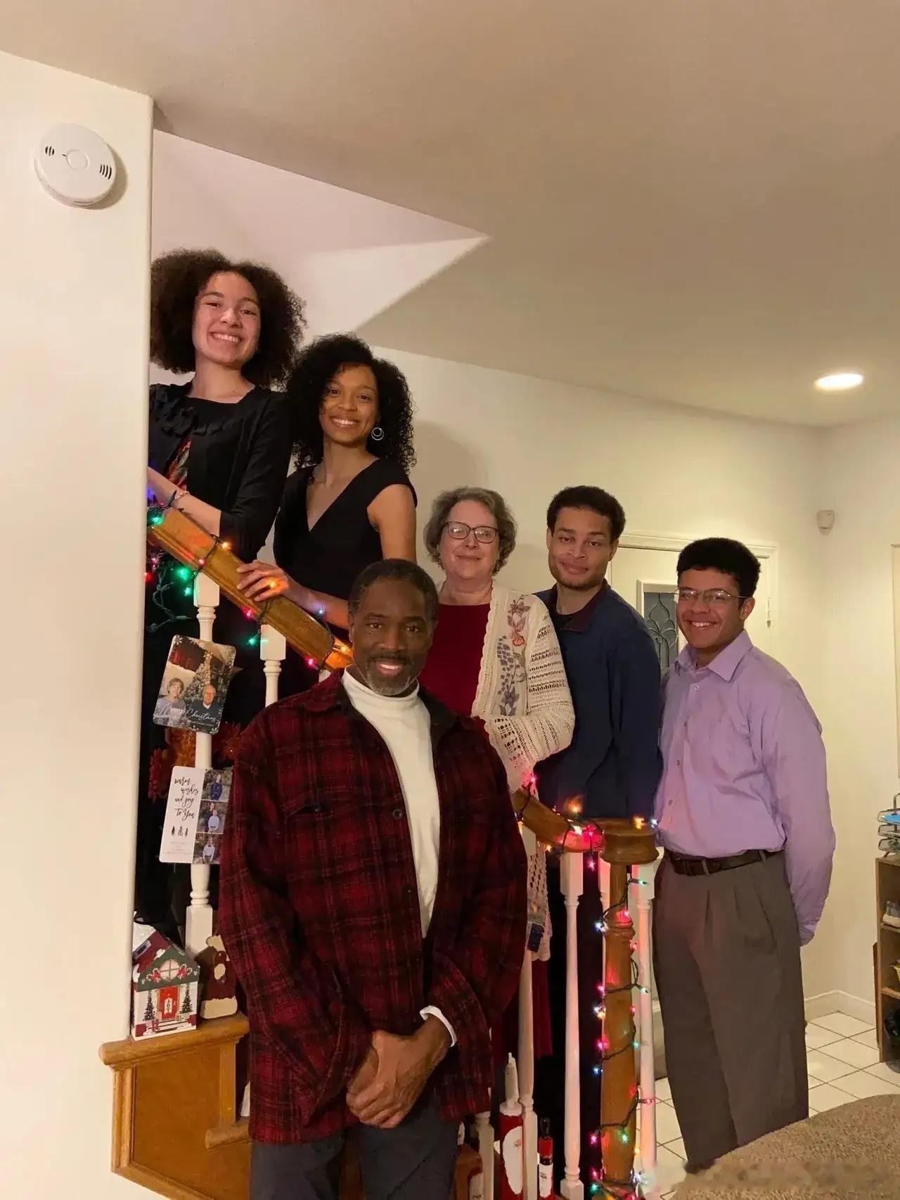 枪手全家福。白宫枪案再次震惊了世界！凶手名叫托马斯.艾伦，他来自加州，白人，今