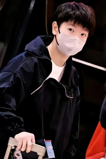 孙颖莎从成都出发飞香港，她穿黑色衣服的样子直接把我美晕了！一直以为白色是她的标配