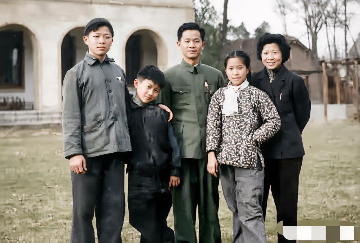 1954年，舒同在担任山东省委第一书记，济南军区第一政委时，和家人在济南拍的照片
