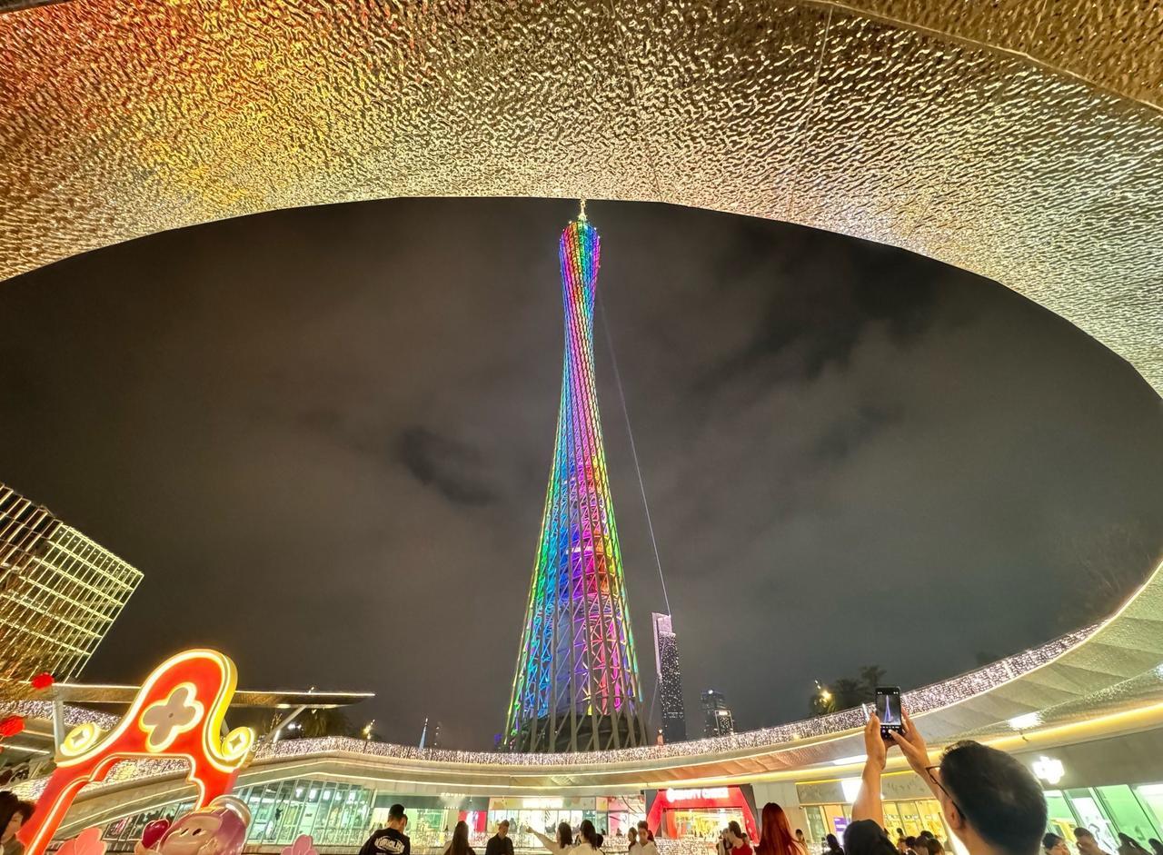 广州塔超绝机位！超出片！📍广州挖到广州超绝夜景出片宝地！站在这个环形穹顶