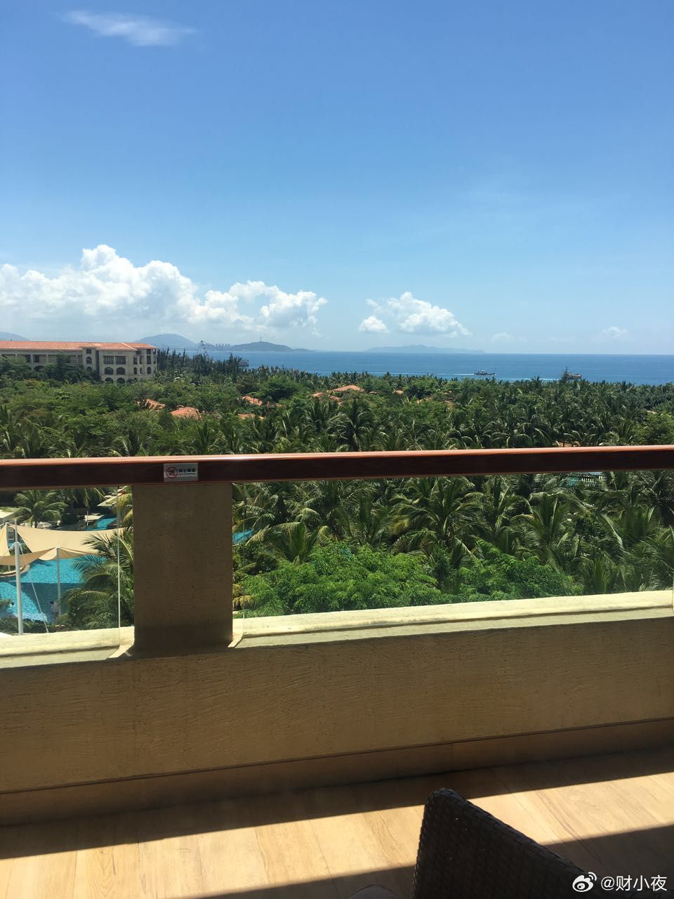 业主说小区封阳台只能由物业装刚看到这条热搜，点进去一看，又是“封阳台”的老话题。