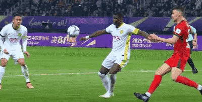 马亚手臂伸展，扩大了防守面积，韩国裁判高亨进果断判罚了点球，这个判罚准确无误。但