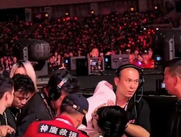 此刻杨宗纬是全网最难受的人吧！不仅仅是从舞台上摔下来身体承受的痛苦，更多的是心