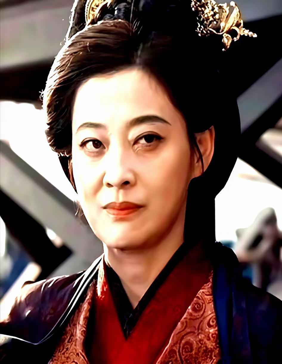 把亲生女儿，嫁给前男友的儿子，这操作有多狠？央视大剧《太平年》里，梅婷演的俞大娘