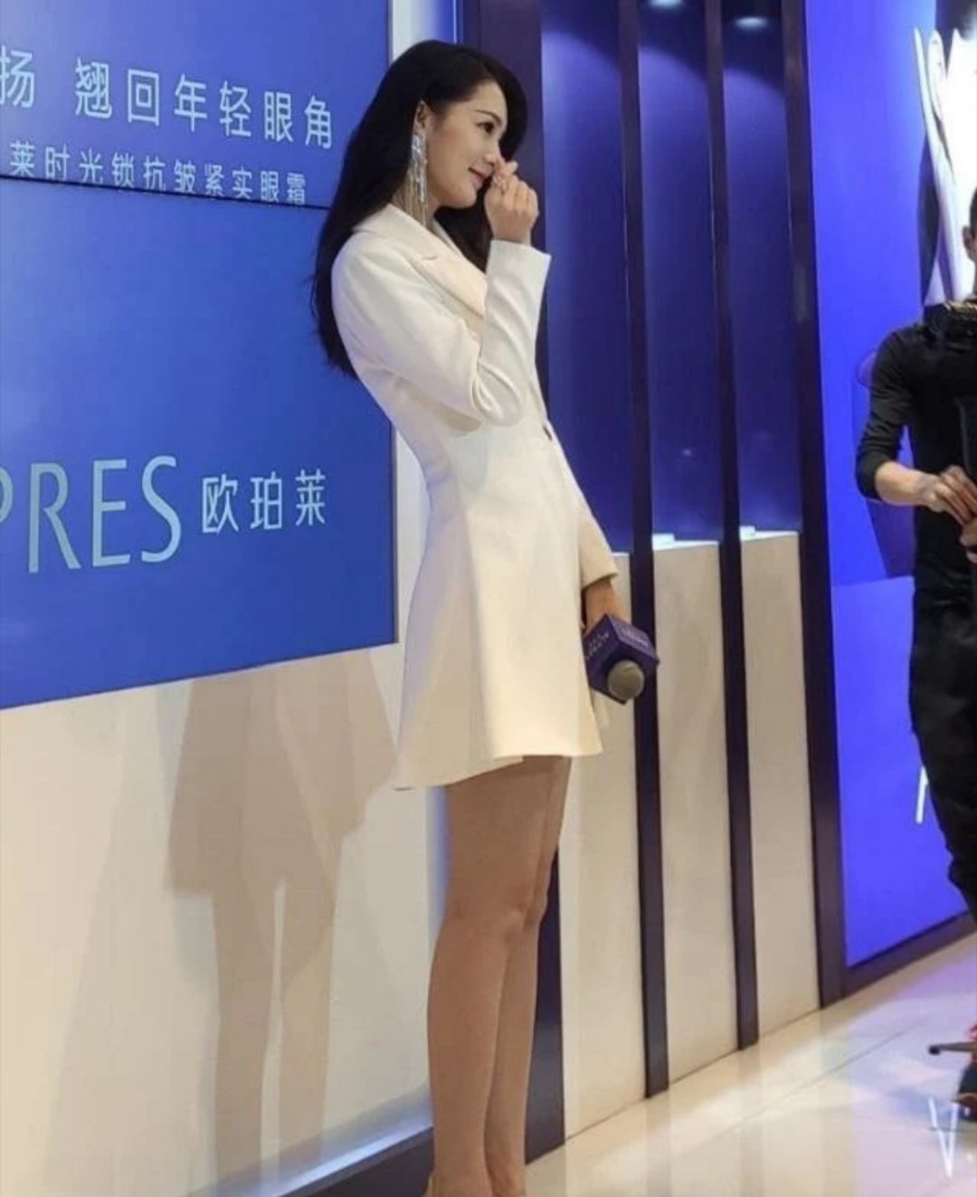 李沁才是真正的“直线腿”，穿裙子太短坐下还得用手遮，太美了