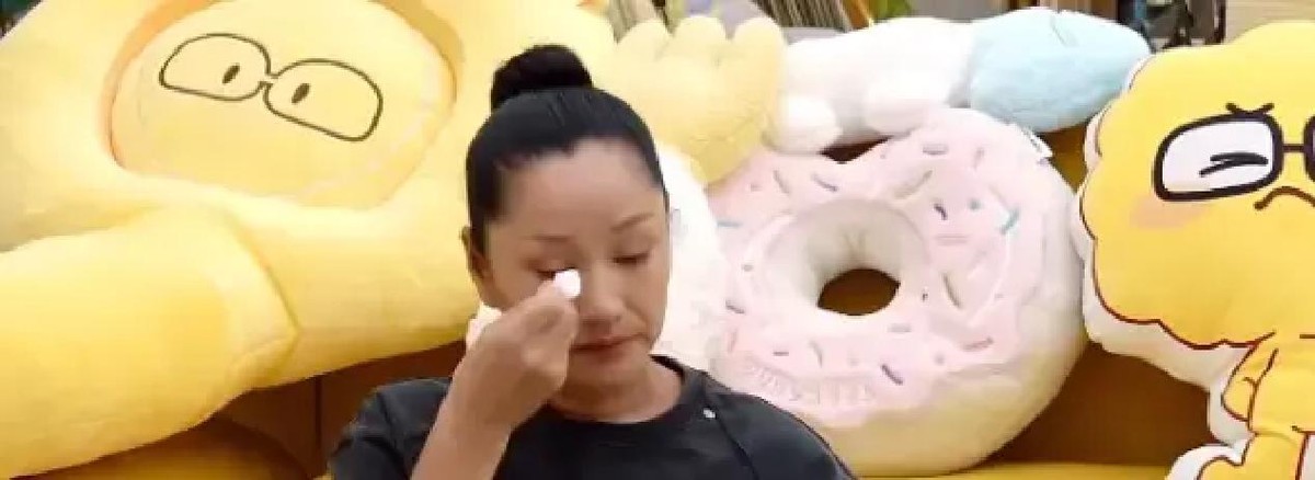 55岁的瞿颖在节目里突然红了眼眶，当着镜头提起了那个跟她纠缠了半辈子的男人胡兵。很多人一直纳闷，这俩