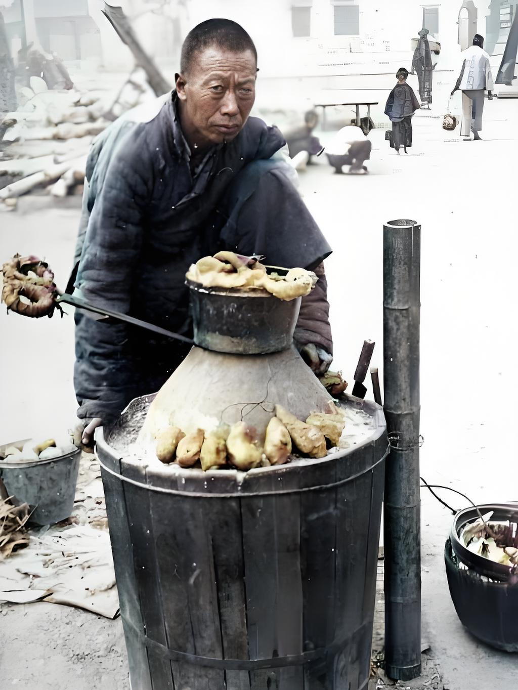 这是20世纪30年代街头烤白薯商贩的场景。画面中，商贩穿着厚实旧棉衣，在街边售卖