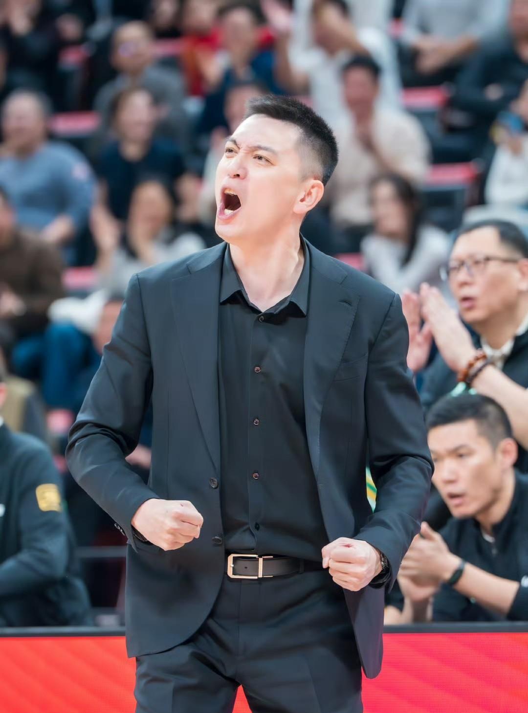 杨鸣被气笑了，朱俊龙这记“跑步上篮”后，辽篮场上球员，场下替补席，连同杨鸣都比量