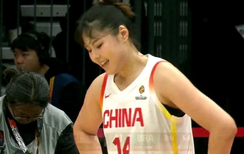 中国女篮半场46:42巴西女篮，最稳是韩旭，最惊喜是张曼曼，最纠结是小宝：