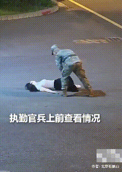 太感动了！战略支援部队某部营，一女子夜间跑步时突然晕厥倒地，被正在执勤的官兵及时
