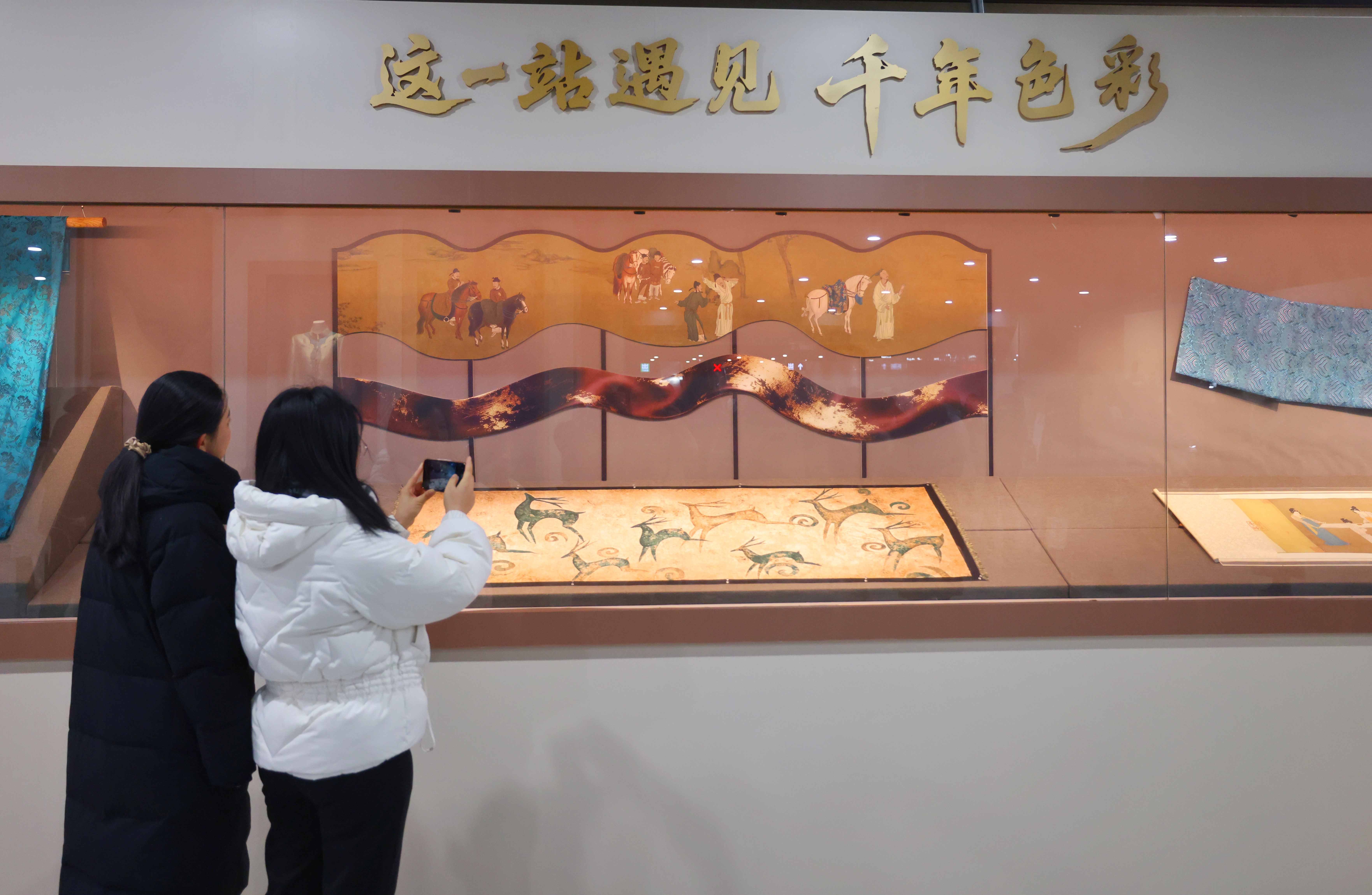千年色彩点缀通勤路, 地铁站内开办艺术展