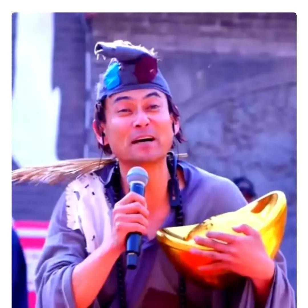 张若昀领奖的时候，特地提了一嘴唐艺昕。人家拿了个大奖，是正儿八经的最佳男主角。他站在台上，对着所感谢