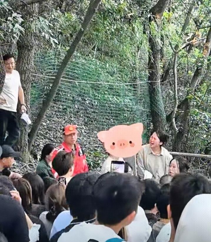 炸裂！4月27日周末，女子和闺蜜爬山游玩，碰到了男友和另一个闺蜜同游，结果女子不